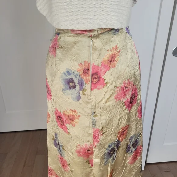 Vintage Gold and pink silky maxi skirt with floral print - Picture 4 of 15